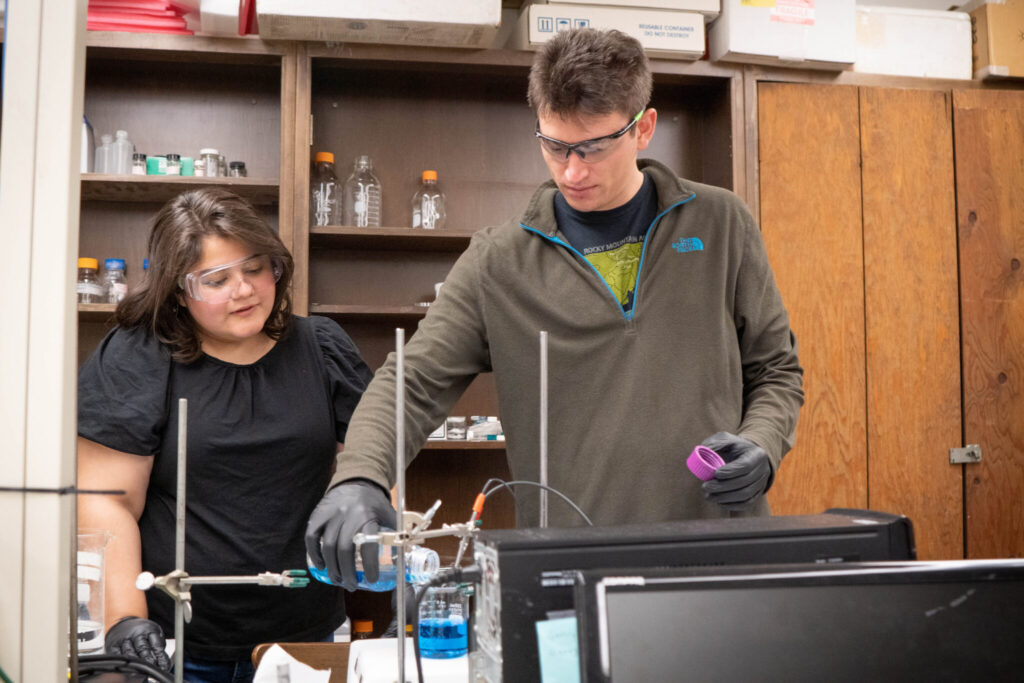 Kelly Nieto and Nathan Neisius work together in Amy Prieto's lab